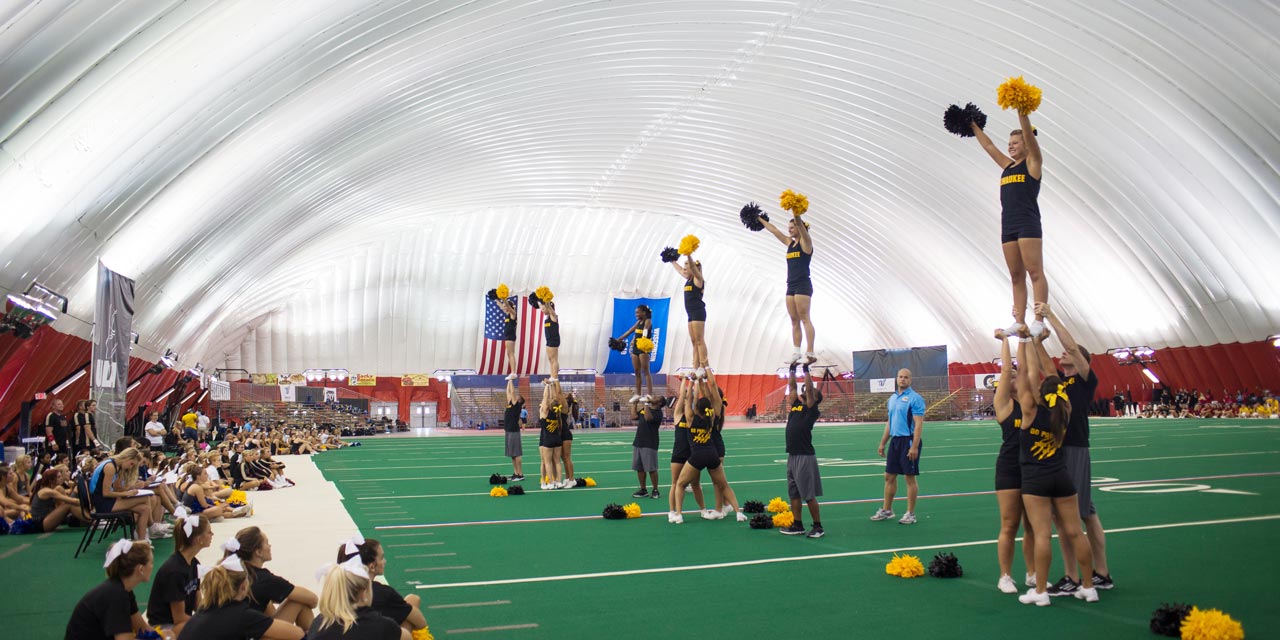 Large cheer group practicing.