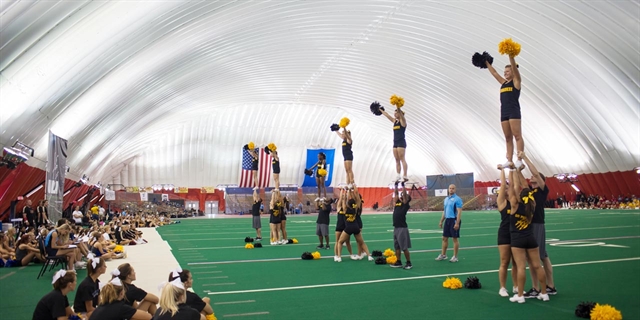 Large cheer group practicing.