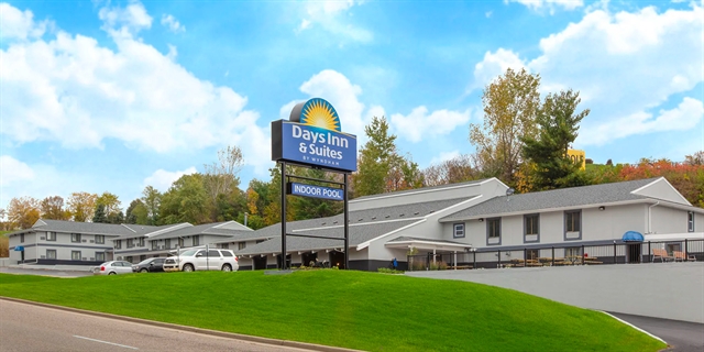 Exterior of Days Inn & Suites.