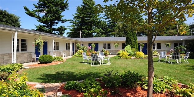 Dell Creek Motel outdoor green space.