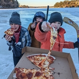 Kids eating pizza.