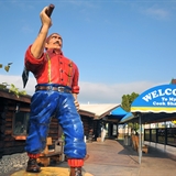 A large Paul Bunyan statue at Paul Bunyan's Northwoods Cook Shanty.