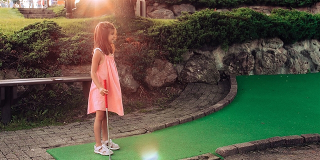 girl playing mini golf