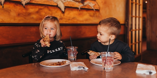 Kids eating pizza