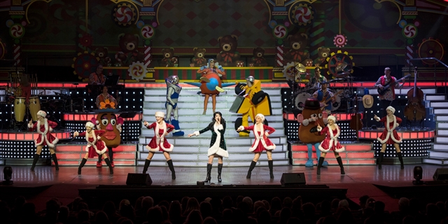 Montage of “Christmas in the Dells Dinner Show”.