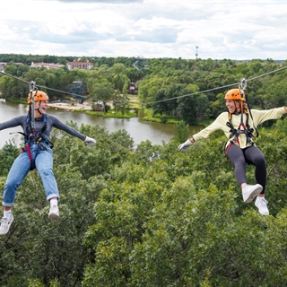/Files/Images/General/Two-woman-zipling-above-lake.jpg