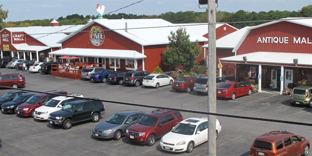 Wisconsin Dells Antique & Craft Mall storefronts.
