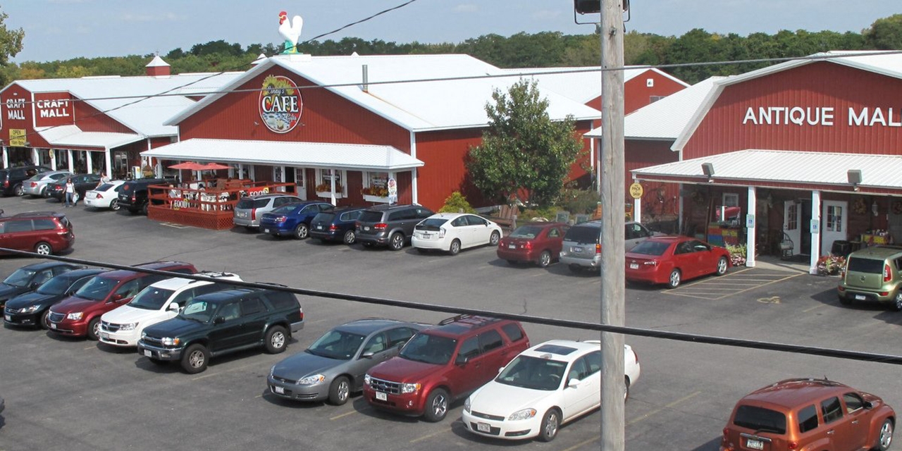Wisconsin Dells Antique & Craft Mall storefronts.